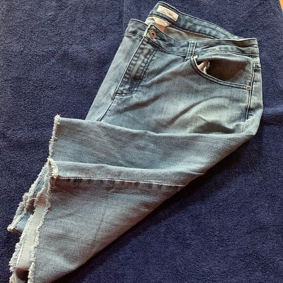 Size 14 stretch Christopher and Banks capris denim - Picture 1 of 5